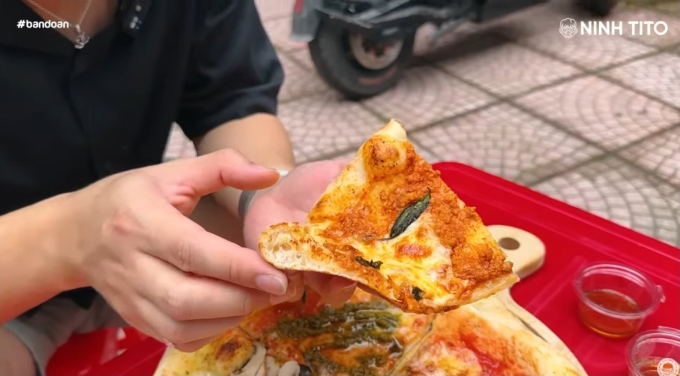 Foodtour Hà Nội nhưng mà lạ lắm: Ăn pizza ngồi ghế nhựa giá từ 20k, bánh mì pate full thịt chỉ 12k... và hàng loạt món ăn giá rẻ 