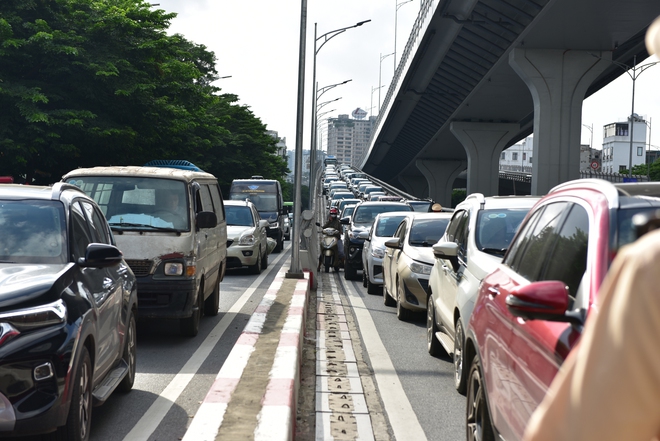 Hàng loạt cán bộ, công chức, tài xế xe ôm... cố tình đi lên đường vành đai 2 với lý do không thể chấp nhận- Ảnh 1.