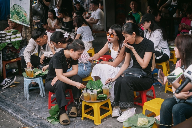 Giữa cái nắng 35 độ, hàng trăm “nàng thơ” dù toát mồ hôi vẫn miệt mài check-in phố thu Hà Nội- Ảnh 19.