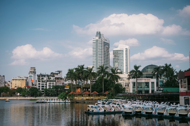 Giữa cái nắng 35 độ, hàng trăm “nàng thơ” dù toát mồ hôi vẫn miệt mài check-in phố thu Hà Nội- Ảnh 12.