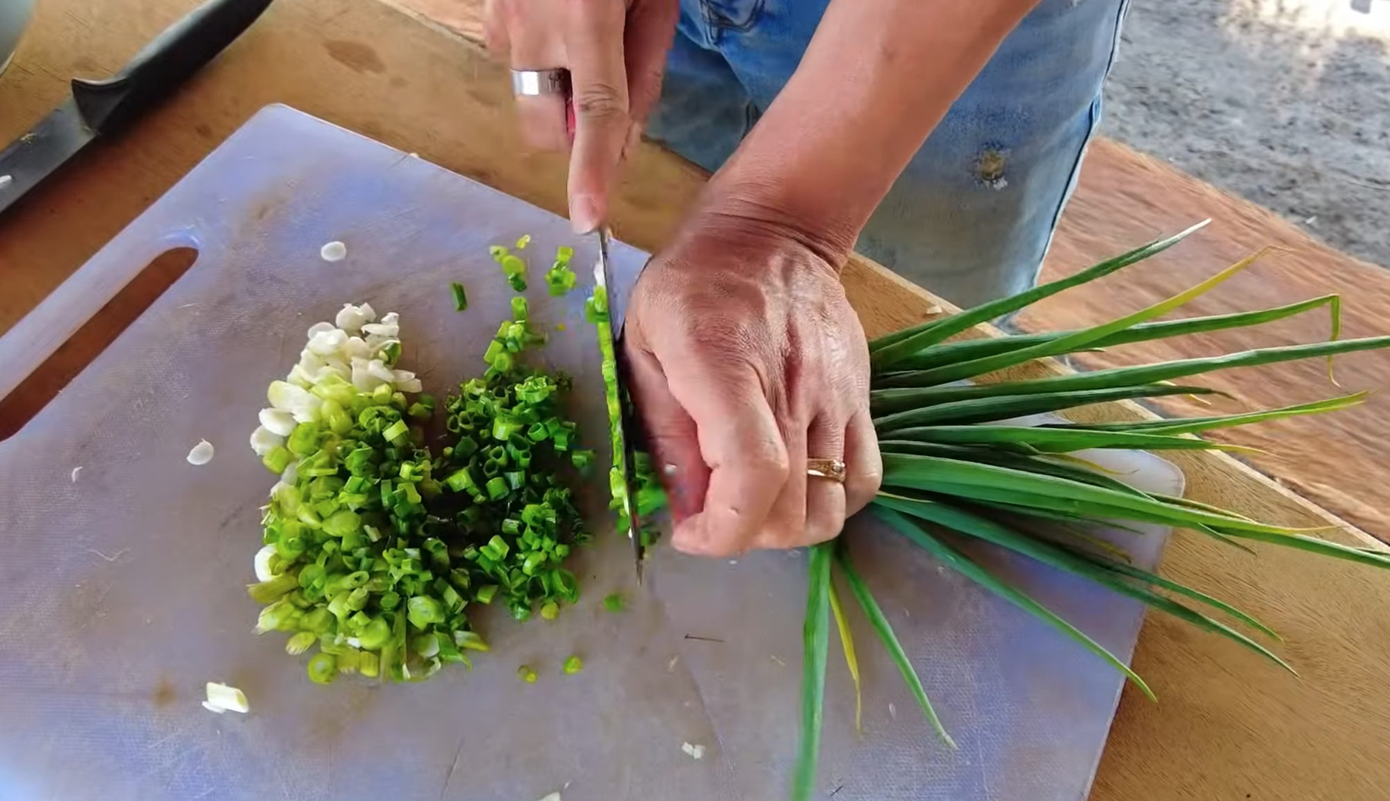 Làm bánh mì trứng đãi anh em châu Phi nhưng không ai muốn ăn thêm, biết lý do người đàn ông Việt nghẹn cổ- Ảnh 3.