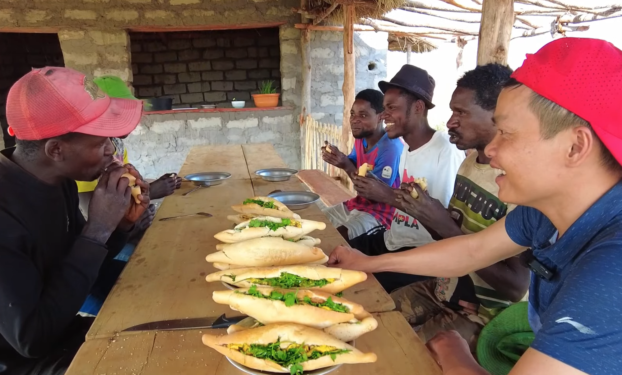 Làm bánh mì trứng đãi anh em châu Phi nhưng không ai muốn ăn thêm, biết lý do người đàn ông Việt nghẹn cổ- Ảnh 11.