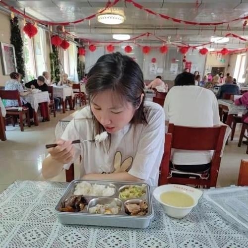 Sau bạo bệnh, cô gái 38 tuổi dọn vào viện dưỡng lão sinh sống, mỗi tháng tốn 7 triệu đồng là có phòng riêng, ngày ăn 3 bữa: Sống rất đáng!- Ảnh 1.