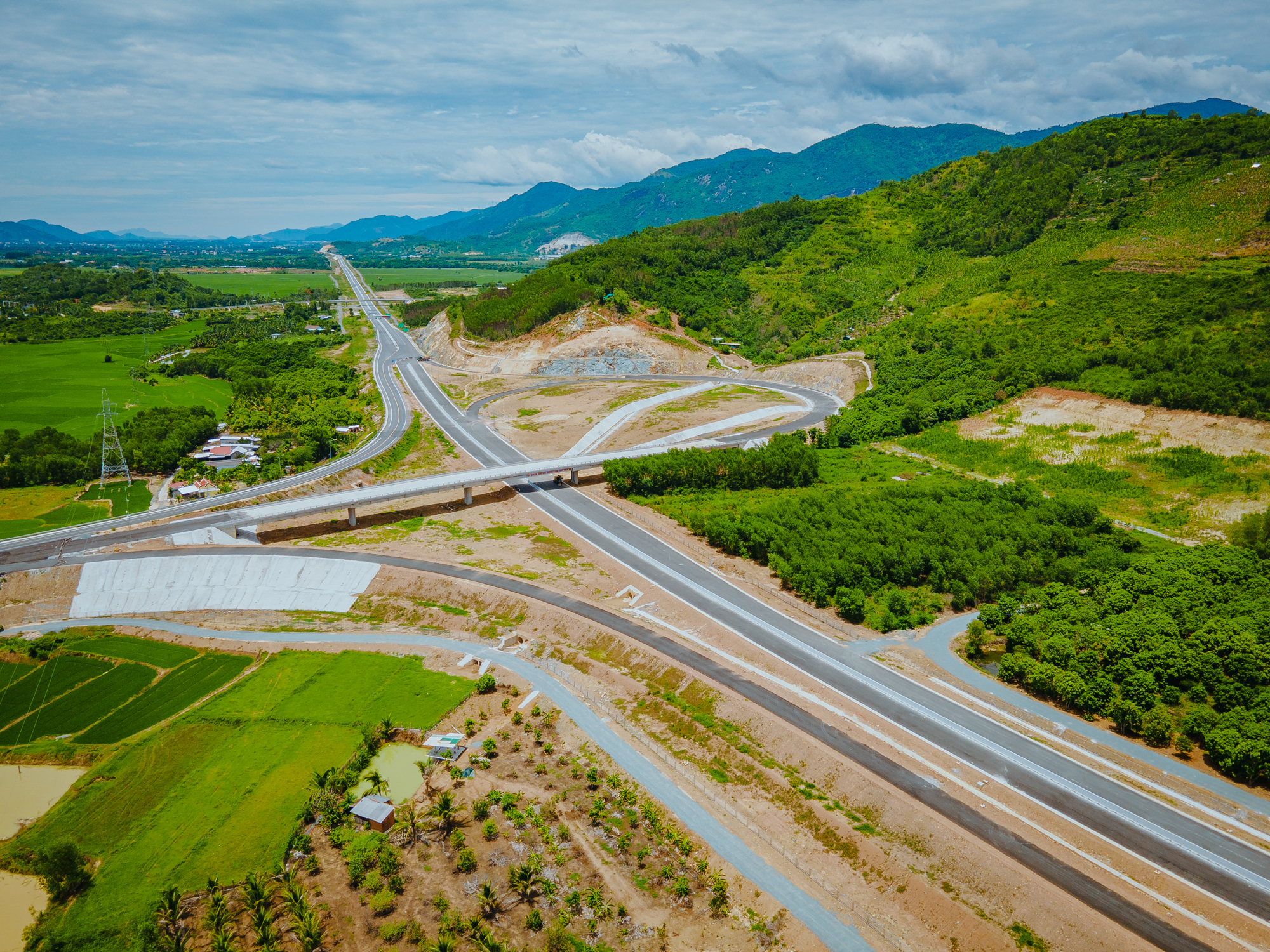 6-cao-toc-van-phong-nha-trang-1722920645136477905941.jpg