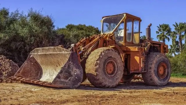 Lão nông đào được tấm bia lạ trên đồng, mang đến tiệm đồ cổ bị chê không có giá trị: Nửa đêm món đồ bất ngờ biến mất không dấu vết - Ảnh 1.