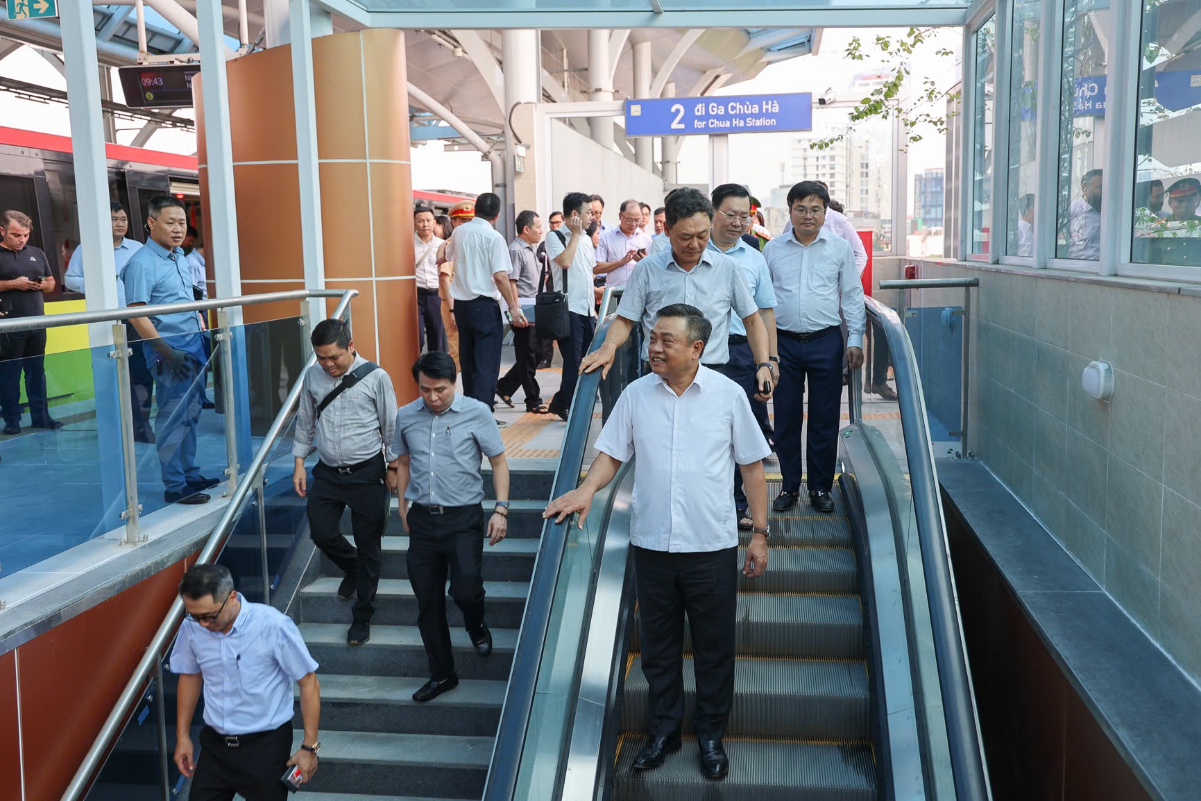 Người dân Hà Nội chính thức được đi tuyến metro gần 35.000 tỷ đồng sau 14 năm chờ đợi- Ảnh 1.