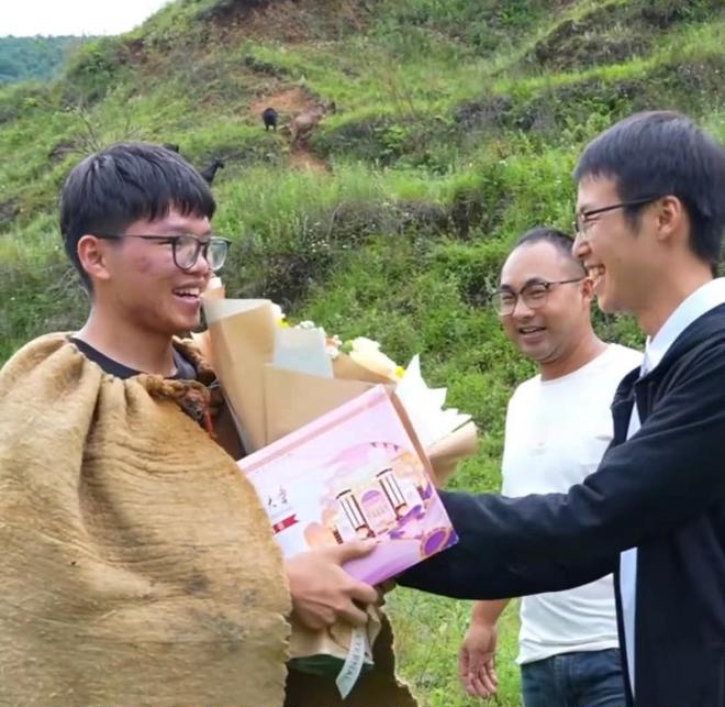 Đang chăn 7 con bò trên núi, chàng trai bất ngờ nhận giấy báo trúng tuyển Đại học Thanh Hoa: Biết điểm số, nhiều người thán phục- Ảnh 1.