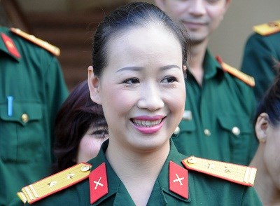Nữ Đại tá nhận danh hiệu NSND ở tuổi 45: Được ví là ''chim sơn ca Việt Bắc'', đẹp thần thái, 33 tuổi đã giữ chức Đoàn trưởng- Ảnh 1. Nữ Đại tá nhận danh hiệu NSND ở tuổi 45: Được ví là ''chim sơn ca Việt Bắc'', đẹp thần thái, 33 tuổi đã giữ chức Đoàn trưởng- Ảnh 1.