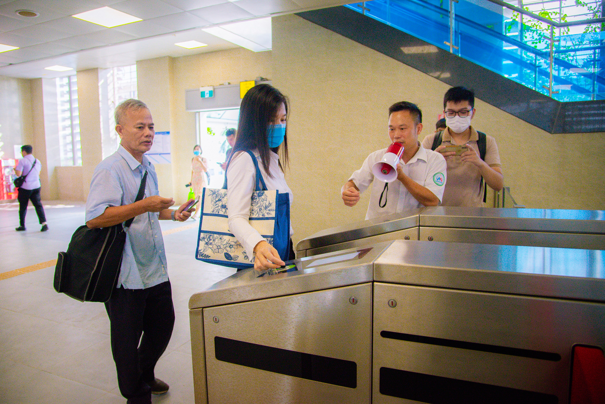 Người dân háo hức trải nghiệm tàu điện Nhổn - ga Hà Nội- Ảnh 12. Người dân háo hức trải nghiệm tàu điện Nhổn - ga Hà Nội- Ảnh 12.
