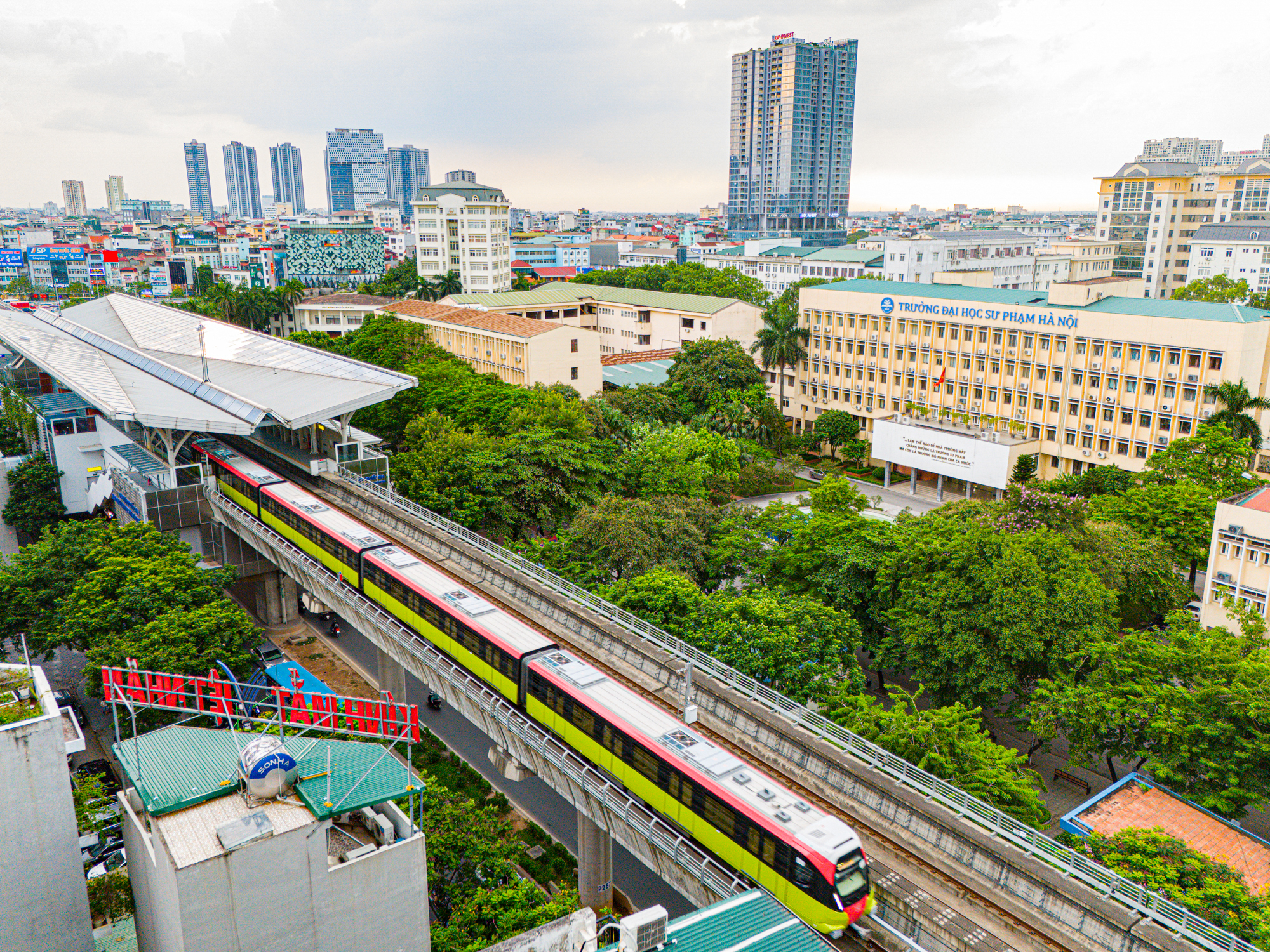 Người dân háo hức trải nghiệm tàu điện Nhổn - ga Hà Nội- Ảnh 13. Người dân háo hức trải nghiệm tàu điện Nhổn - ga Hà Nội- Ảnh 13.