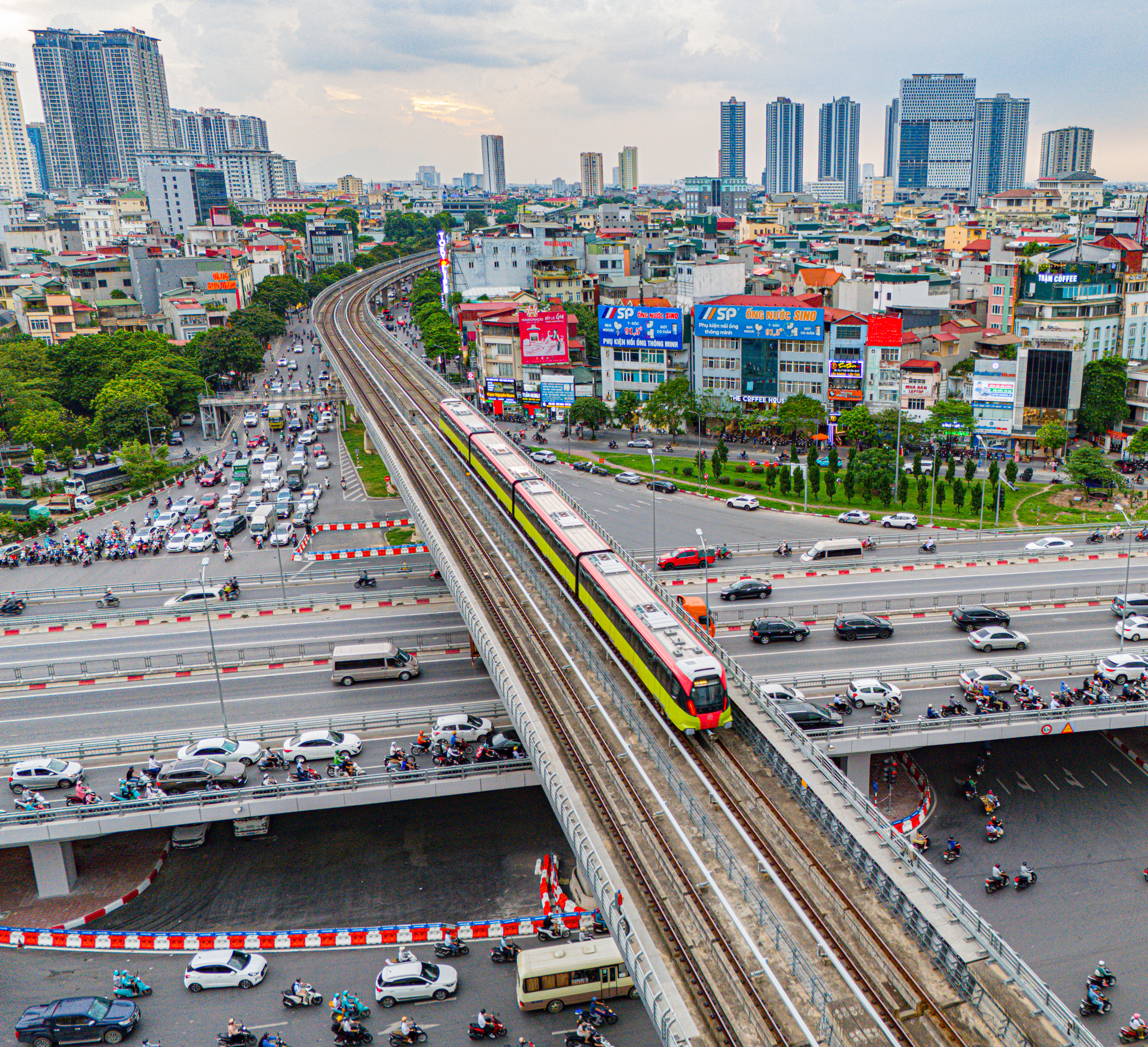 Muộn làm vì chọn tàu Nhổn - ga Hà Nội, người mẹ 36 tuổi vẫn quyết đi bằng được vì đã chờ từ thời sinh viên- Ảnh 4.