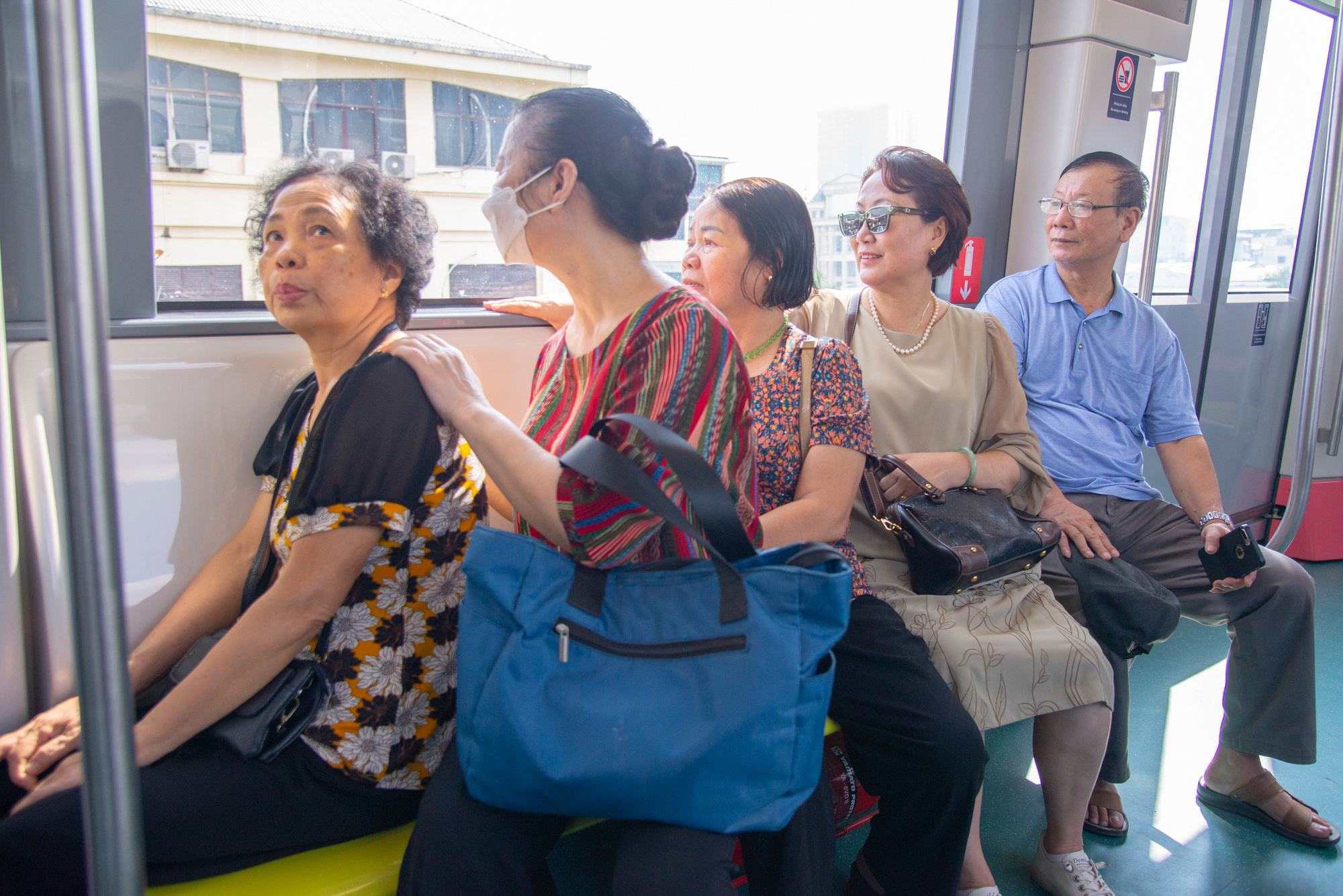 Người dân háo hức trải nghiệm tàu điện Nhổn - ga Hà Nội- Ảnh 6. Người dân háo hức trải nghiệm tàu điện Nhổn - ga Hà Nội- Ảnh 6.