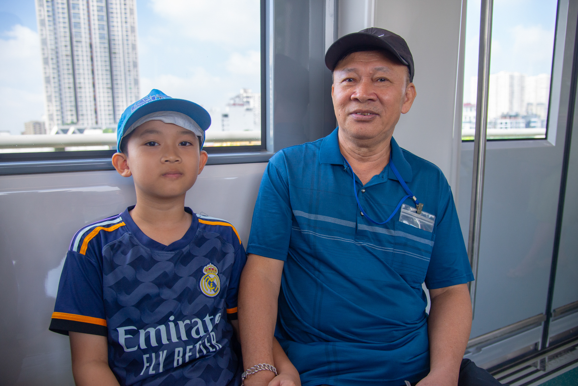 Người dân háo hức trải nghiệm tàu điện Nhổn - ga Hà Nội- Ảnh 7. Người dân háo hức trải nghiệm tàu điện Nhổn - ga Hà Nội- Ảnh 7.