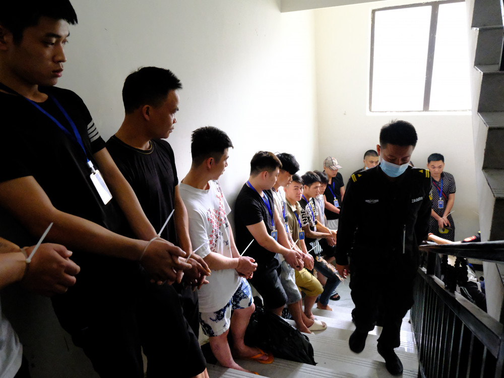 Ảnh: Hàng trăm chiến sỹ tinh nhuệ ập vào bắt 155 đối tượng trong toà nhà 