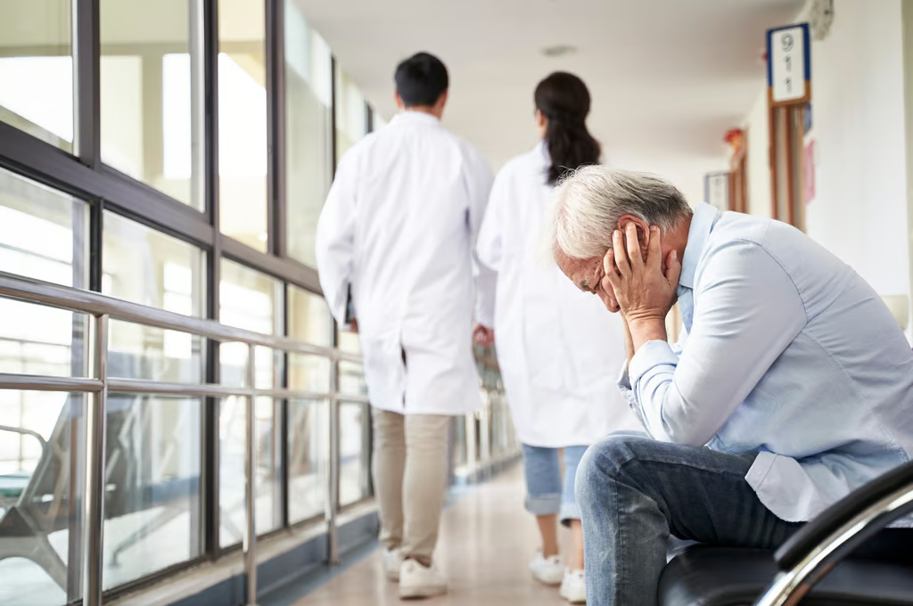 Nam sinh bị bố mẹ đưa vào trại tâm thần suốt 83 ngày vì không nghe lời, ngay khi xuất viện, chàng trai đưa phụ huynh đi khám sức khỏe: Phát hiện sự thật đau lòng- Ảnh 2. Nam sinh bị bố mẹ đưa vào trại tâm thần suốt 83 ngày vì không nghe lời, ngay khi xuất viện, chàng trai đưa phụ huynh đi khám sức khỏe: Phát hiện sự thật đau lòng- Ảnh 2.