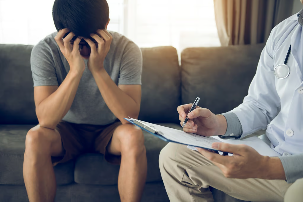 Nam sinh bị bố mẹ đưa vào trại tâm thần suốt 83 ngày vì không nghe lời, ngay khi xuất viện, chàng trai đưa phụ huynh đi khám sức khỏe: Phát hiện sự thật đau lòng- Ảnh 1. Nam sinh bị bố mẹ đưa vào trại tâm thần suốt 83 ngày vì không nghe lời, ngay khi xuất viện, chàng trai đưa phụ huynh đi khám sức khỏe: Phát hiện sự thật đau lòng- Ảnh 1.