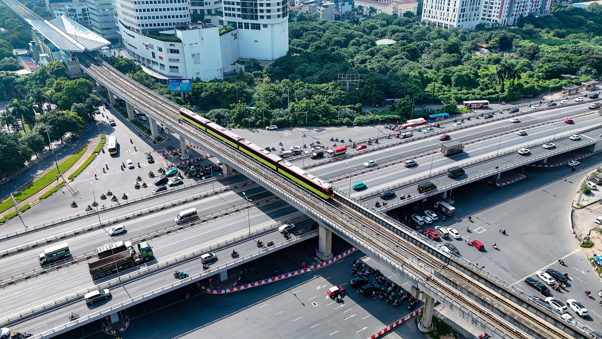 VIDEO: Người dân hào hứng trải nghiệm Metro Nhổn - ga Hà Nội sau 15 năm chờ đợi- Ảnh 11.