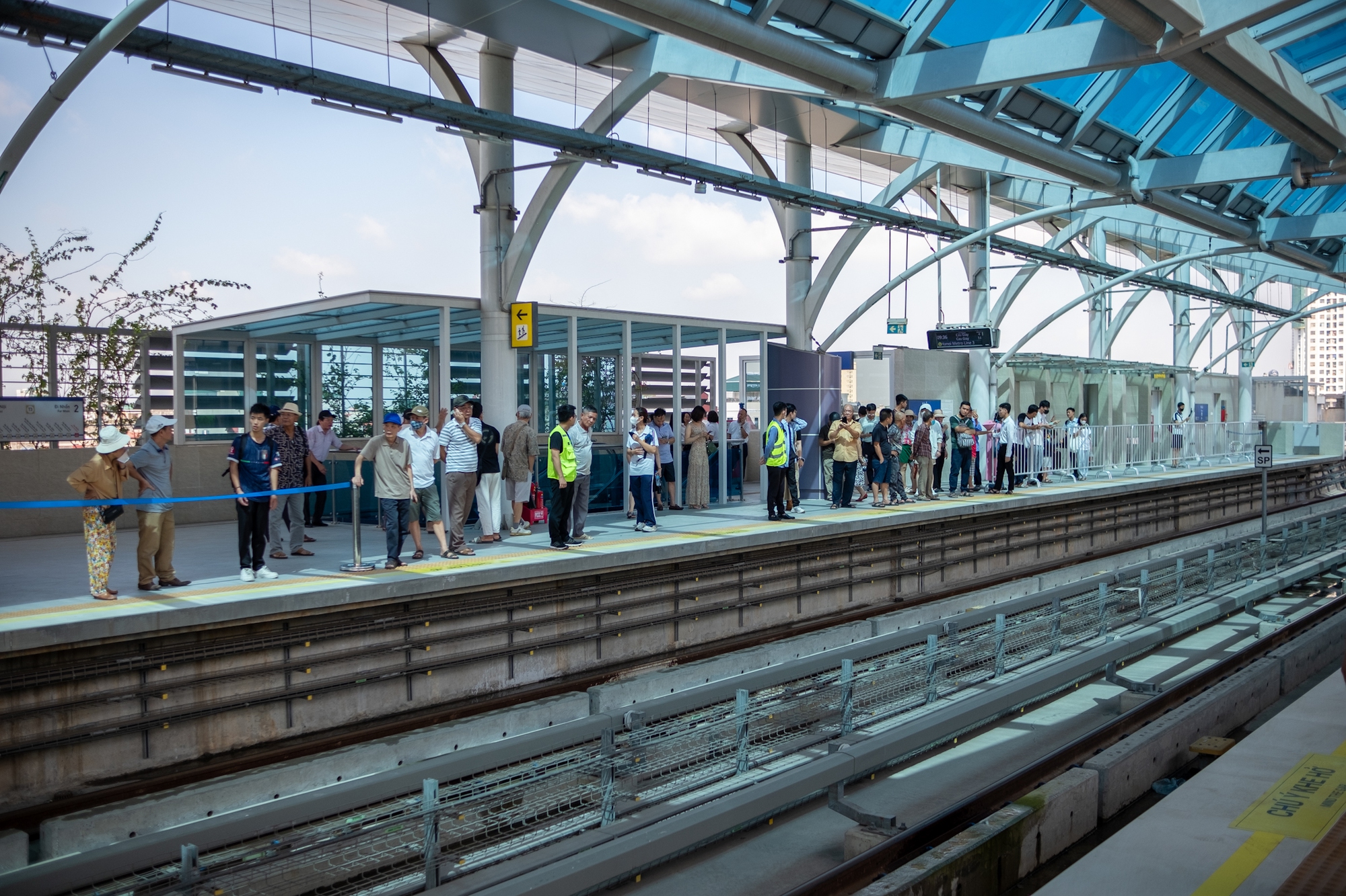 Giới trẻ “quá là vui” trong ngày đi miễn phí tuyến Metro Nhổn: “Bọn mình chờ ngày này lâu lắm rồi!”- Ảnh 3.