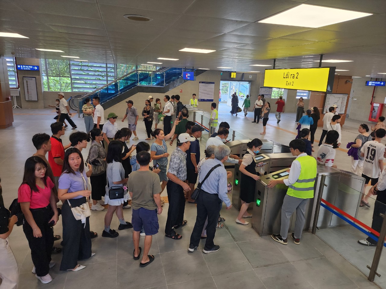 VIDEO: Người dân hào hứng trải nghiệm Metro Nhổn - ga Hà Nội sau 15 năm chờ đợi- Ảnh 4. VIDEO: Người dân hào hứng trải nghiệm Metro Nhổn - ga Hà Nội sau 15 năm chờ đợi- Ảnh 4.