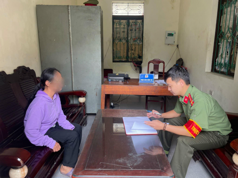 Đang định đến ngân hàng chuyển tiền theo yêu cầu của cuộc gọi lạ, người phụ nữ bất ngờ quay xe tới đồn công an báo án- Ảnh 1.