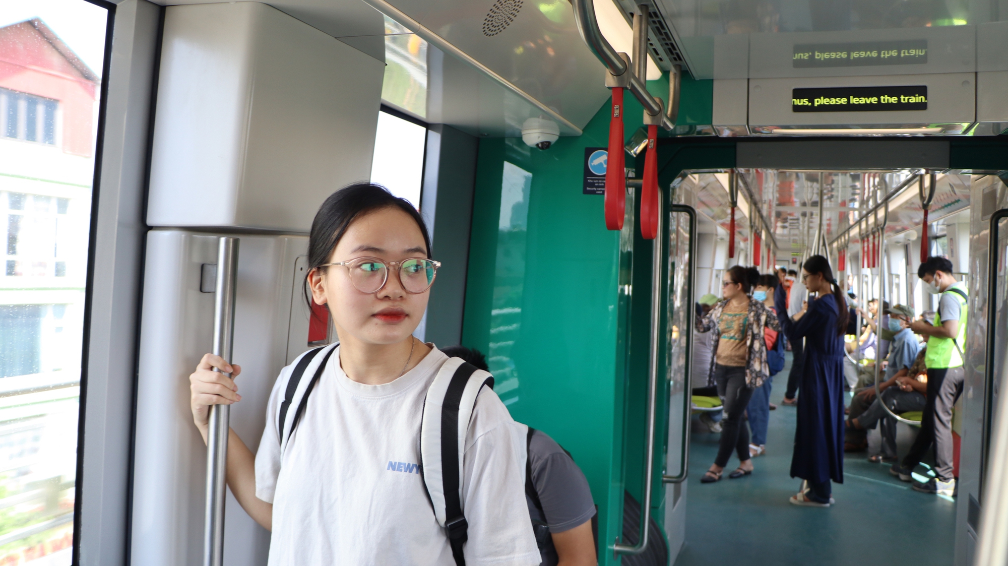 Hình ảnh khó tin ở tuyến metro đắt thứ nhì Việt Nam: Khách chật kín và thích thú vì một điều chưa từng có- Ảnh 14.