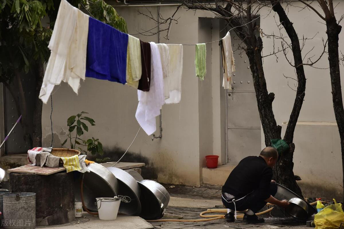 Con trai nhập viện, cụ ông 71 tuổi tức tốc đến chăm sóc: Vô tình nghe cuộc điện thoại lúc nửa đêm, ông quyết bán nhà, chuyển vào viện dưỡng lão ở- Ảnh 1.