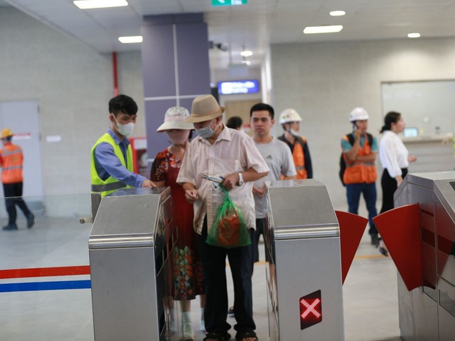 Metro Nhổn - ga Hà Nội bắt đầu đón những vị khách đầu tiên, nhiều trải nghiệm vô cùng thú vị!- Ảnh 18.