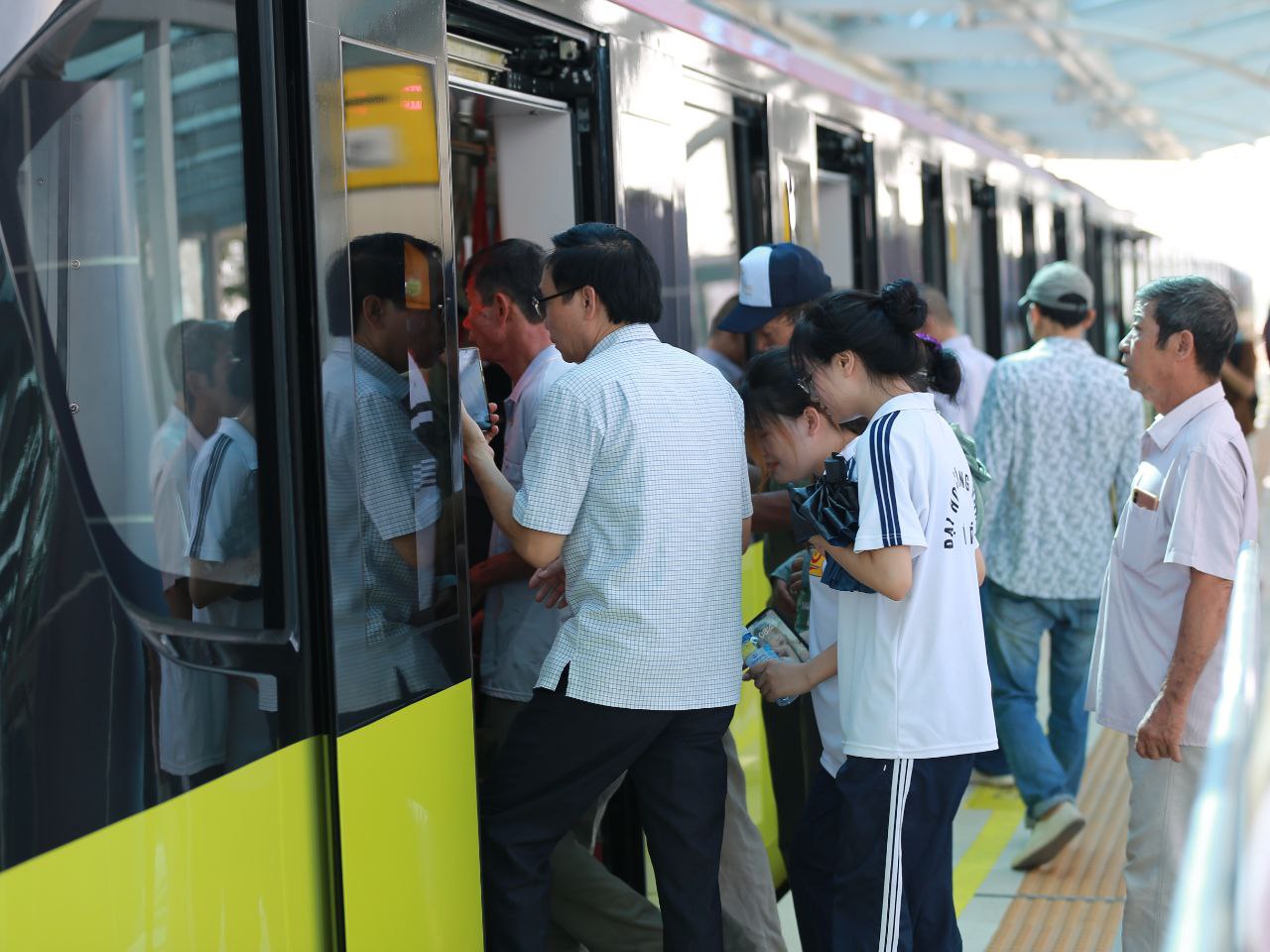 Ngay lúc này: Metro Nhổn - ga Hà Nội bắt đầu đón những vị khách đầu tiên, nhiều trải nghiệm vô cùng thú vị!- Ảnh 23.