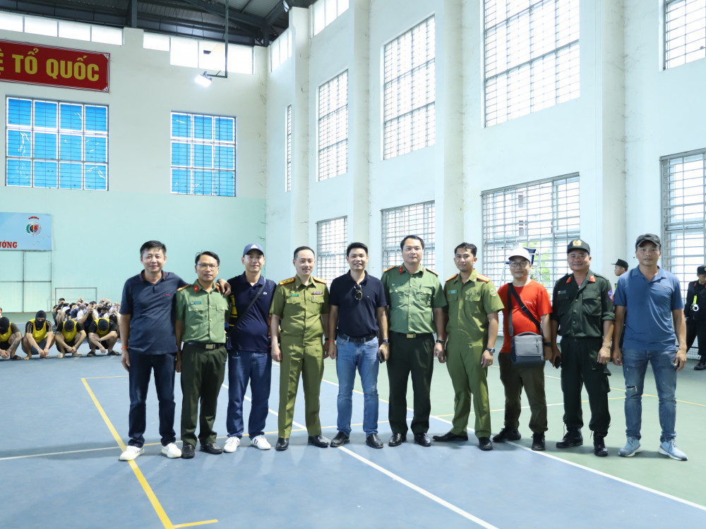 Ảnh: Hàng trăm chiến sỹ tinh nhuệ ập vào bắt 155 đối tượng trong toà nhà 