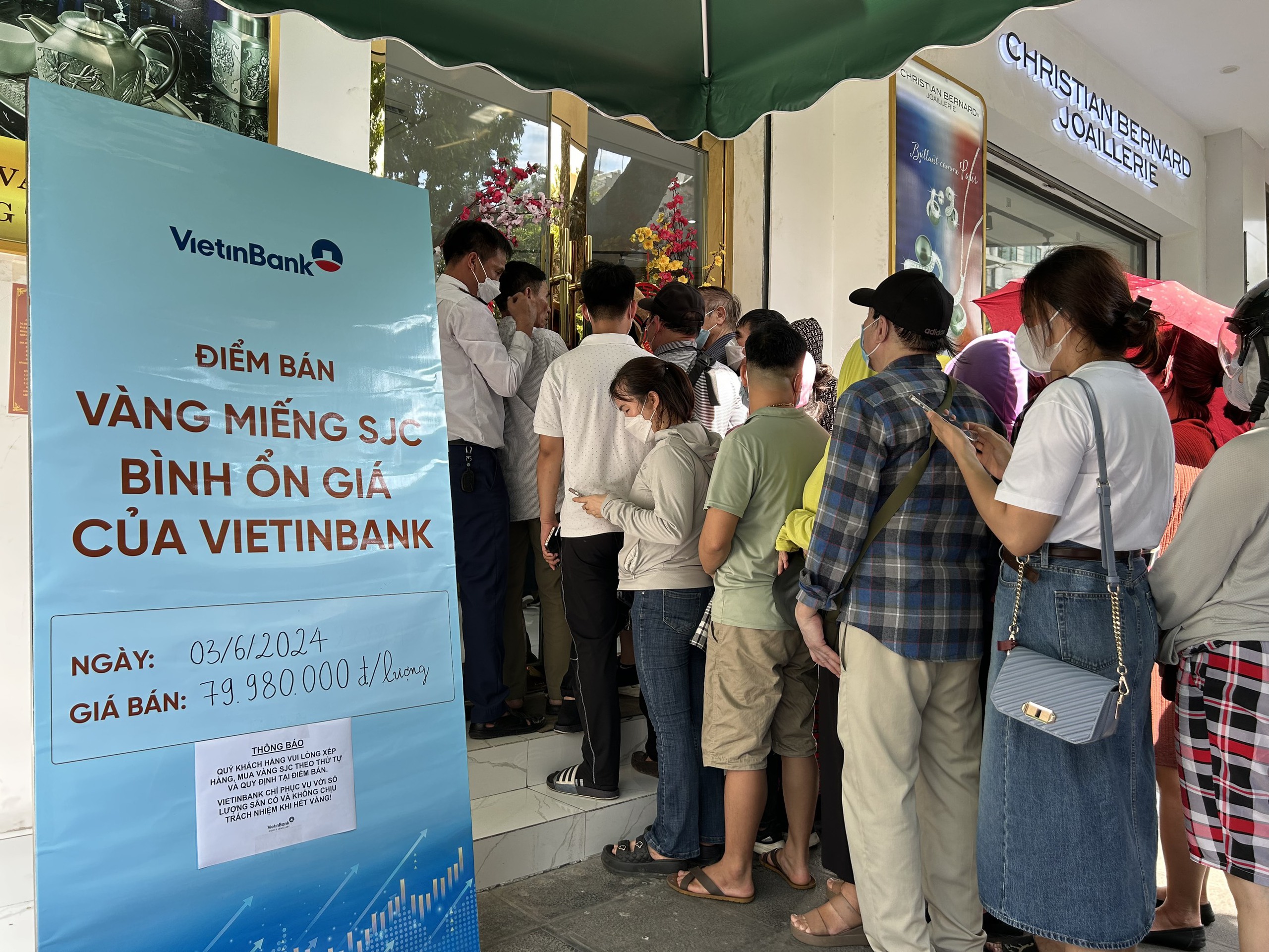Từ hôm nay (8/8), mua vàng SJC phải mất 3 - 5 ngày để hoàn tất- Ảnh 1. Từ hôm nay (8/8), mua vàng SJC phải mất 3 - 5 ngày để hoàn tất- Ảnh 1.
