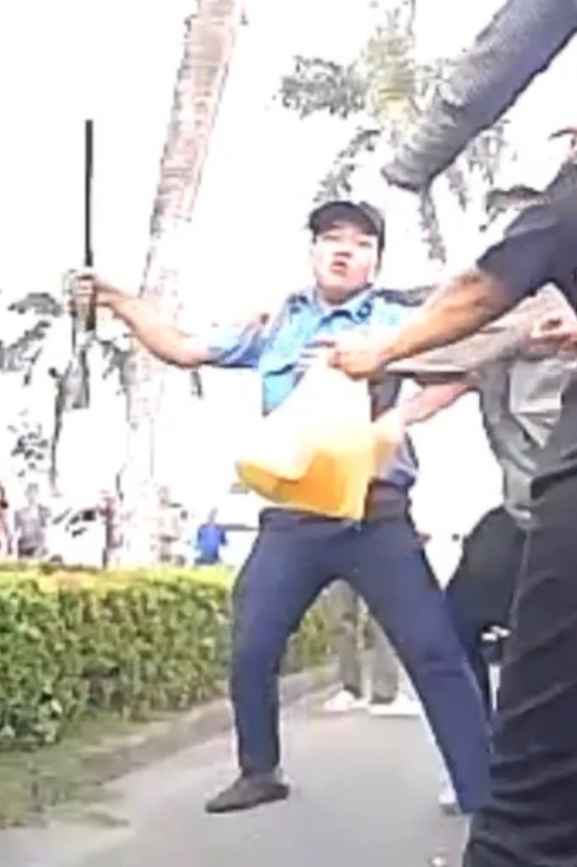 Đình chỉ bảo vệ bệnh viện ở Cần Thơ dùng dùi cui đánh người nhà bệnh nhân- Ảnh 1. Đình chỉ bảo vệ bệnh viện ở Cần Thơ dùng dùi cui đánh người nhà bệnh nhân- Ảnh 1.