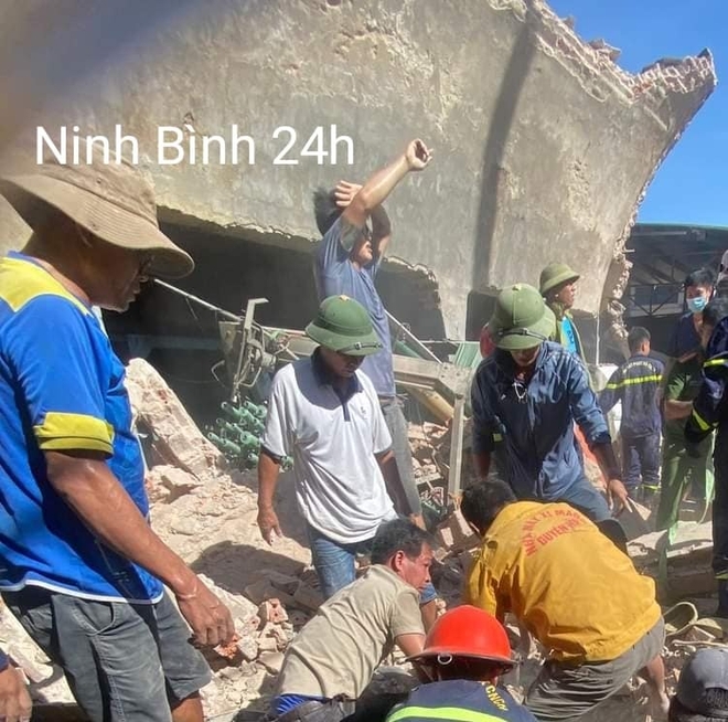 Sập nhà kho ở Ninh Bình: Nhiều người bị vùi lấp giữa đống đổ nát- Ảnh 2.