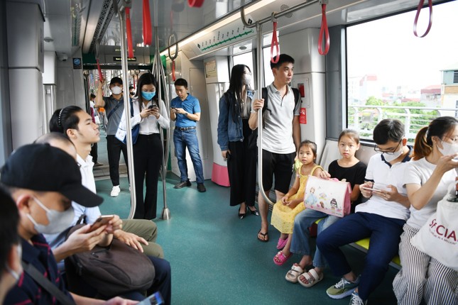 Ngày đầu vận hành metro Nhổn - ga Hà Nội: 1,4 vạn khách đi tàu- Ảnh 1.