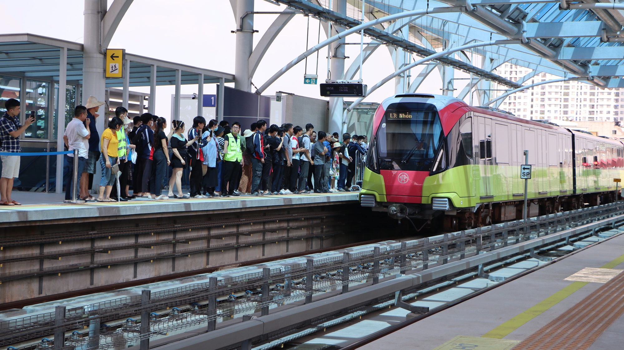 Ngày đầu đón 3,4 vạn lượt khách, metro Nhổn - Ga Hà Nội chưa thể 