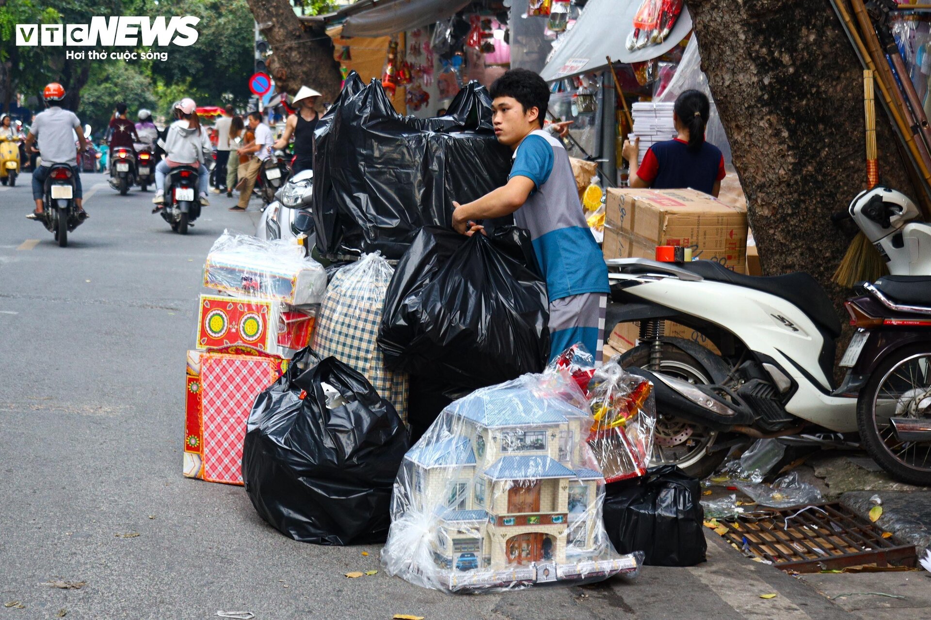 'Hàng hiệu' treo đầy rẫy, phố vàng mã ở Hà Nội vẫn ảm đạm- Ảnh 18.