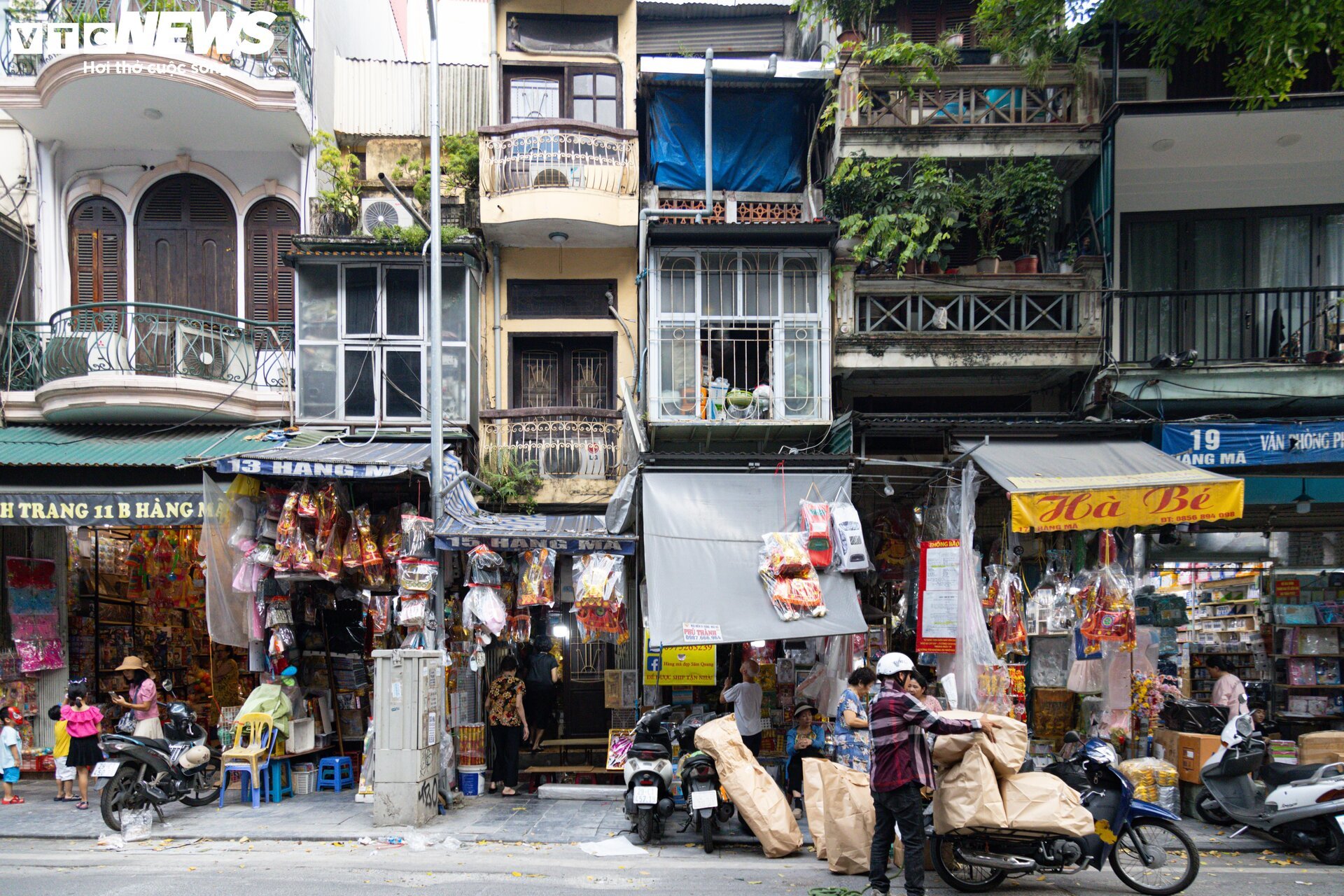 'Hàng hiệu' treo đầy rẫy, phố vàng mã ở Hà Nội vẫn ảm đạm- Ảnh 1.