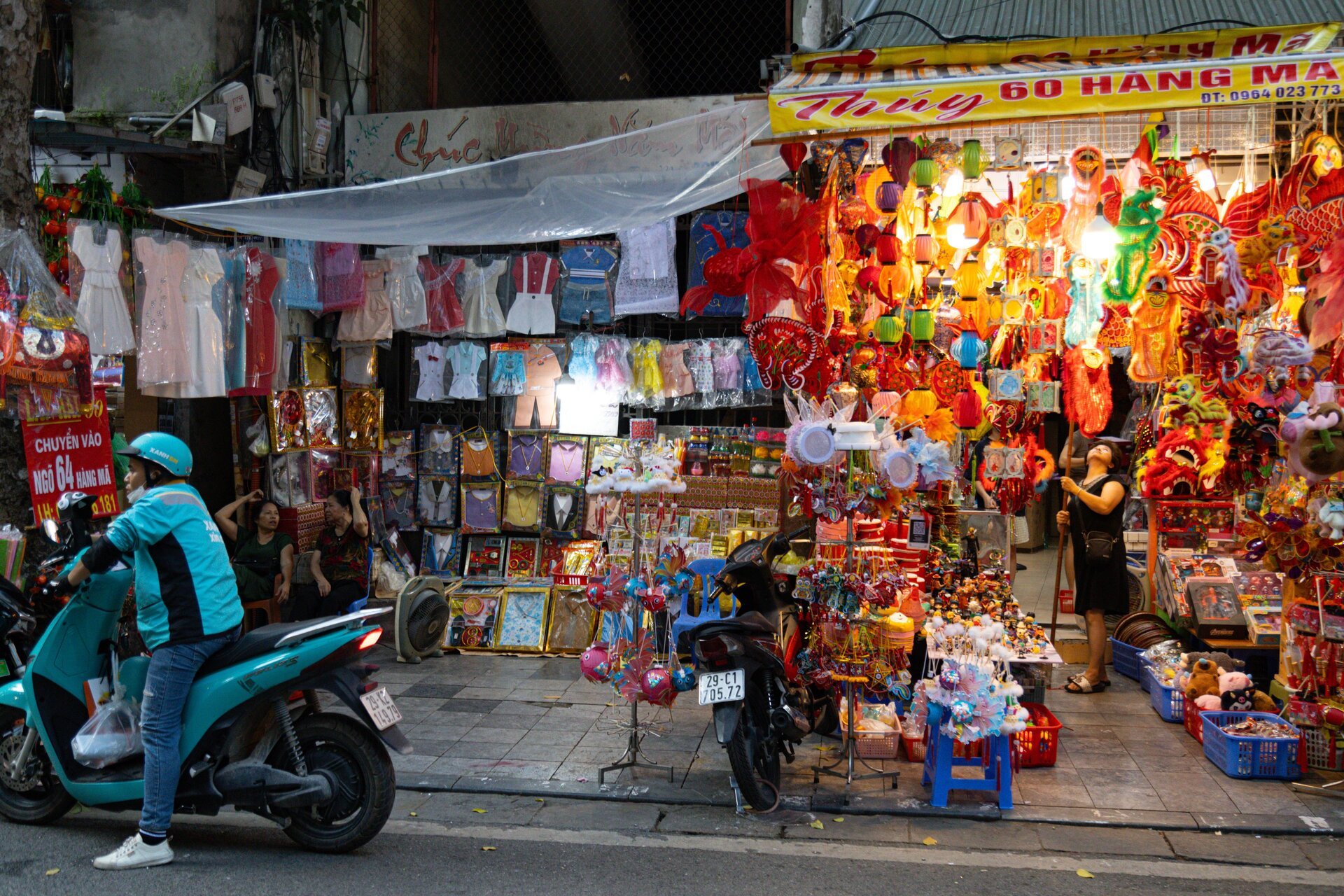 'Hàng hiệu' treo đầy rẫy, phố vàng mã ở Hà Nội vẫn ảm đạm- Ảnh 6.