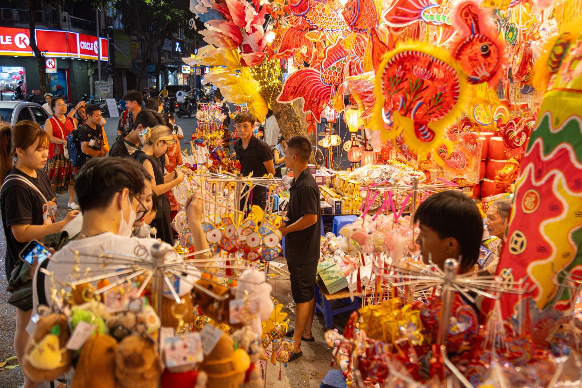 Phố cổ Hà Nội vào mùa Trung thu, cửa hàng chi gần 300 triệu lắp dàn đèn cá chép- Ảnh 21.