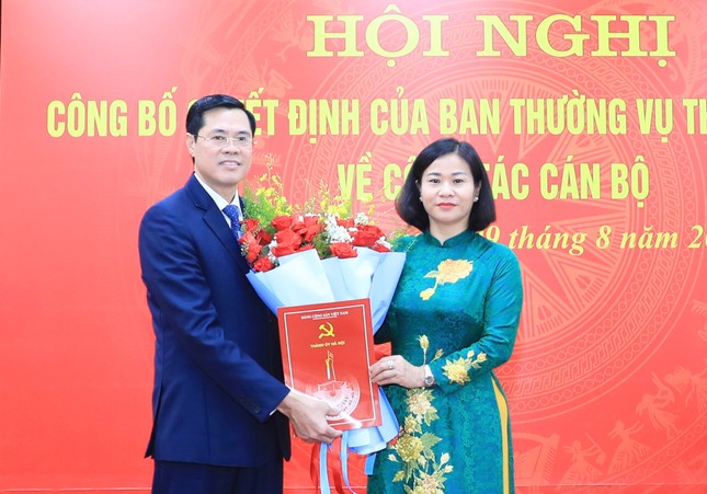 Trao quyết định của Ban Thường vụ Thành uỷ Hà Nội về công tác cán bộ- Ảnh 1.