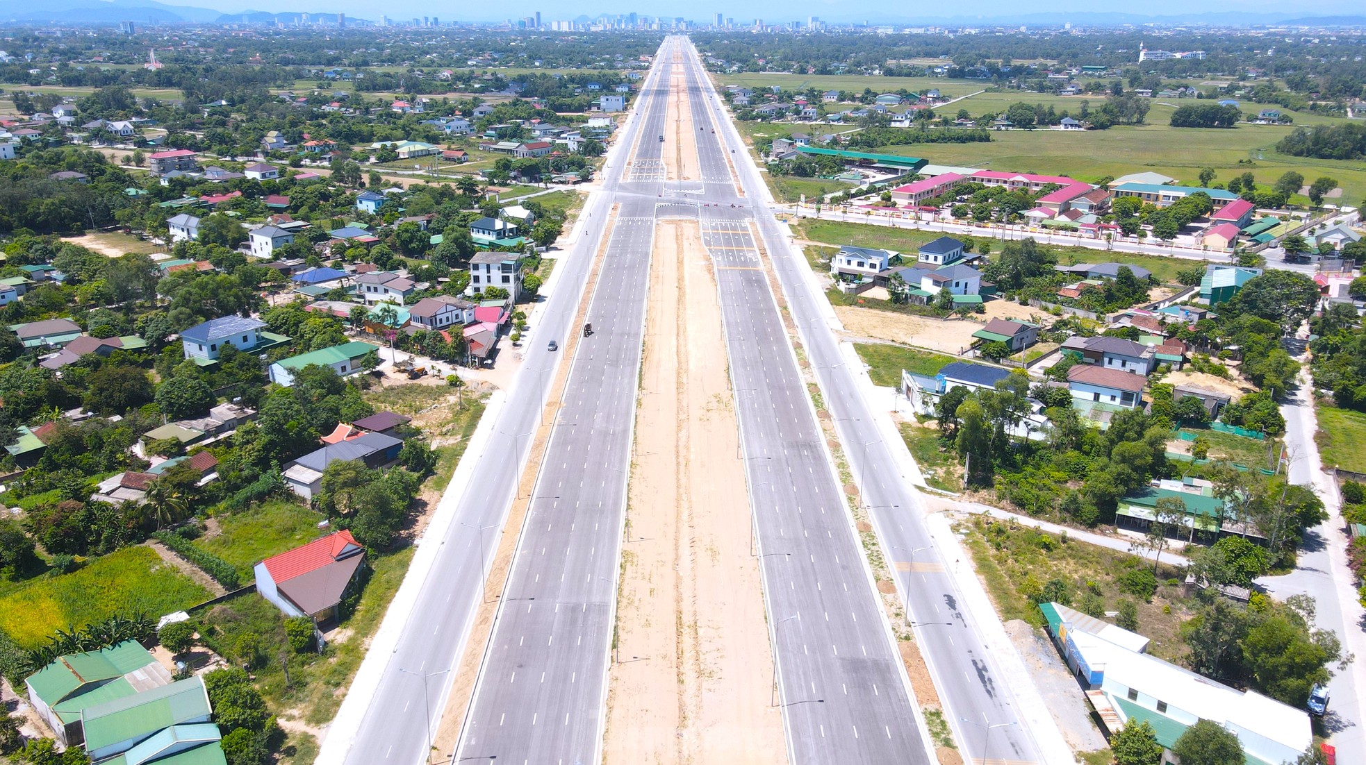 Cận cảnh tuyến đại lộ nghìn tỷ nối thành phố Vinh với biển Cửa Lò- Ảnh 3.