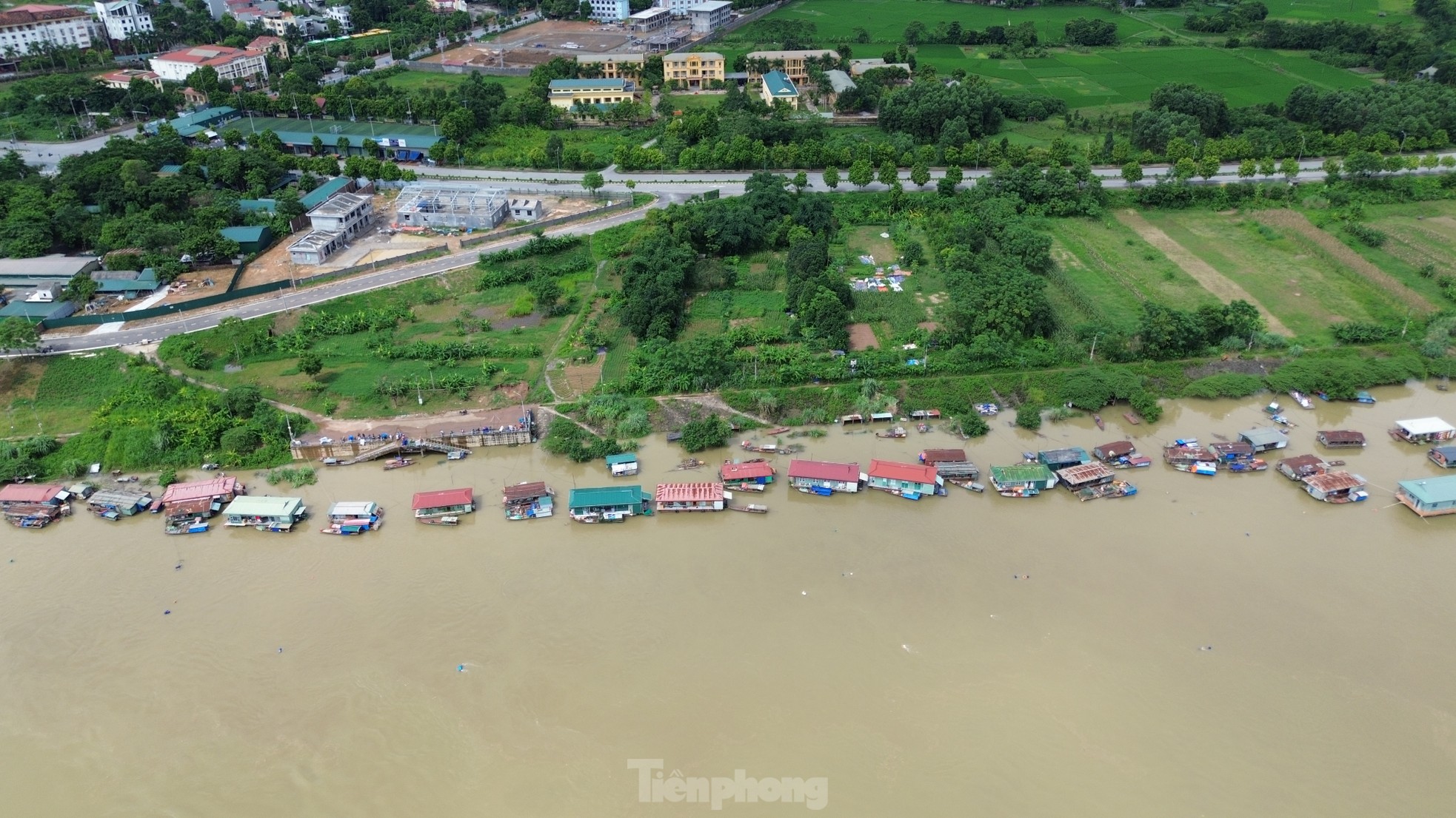 Thủy điện Hòa Bình xả lũ, cuộc sống xóm vạn chài bị đảo lộn- Ảnh 2.