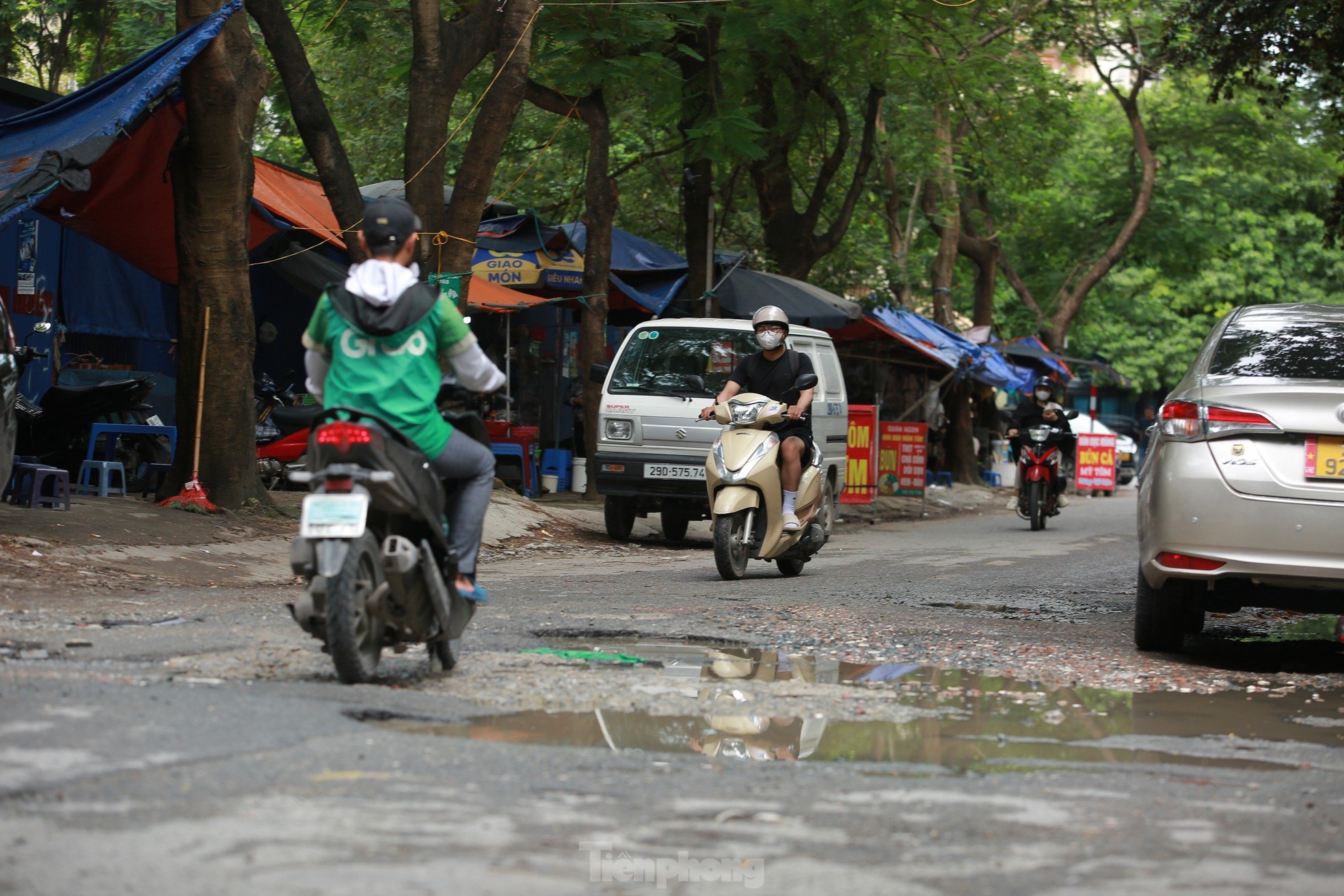 Hà Nội: Đường ngõ xuống cấp 'bẫy' người tham gia giao thông- Ảnh 6.