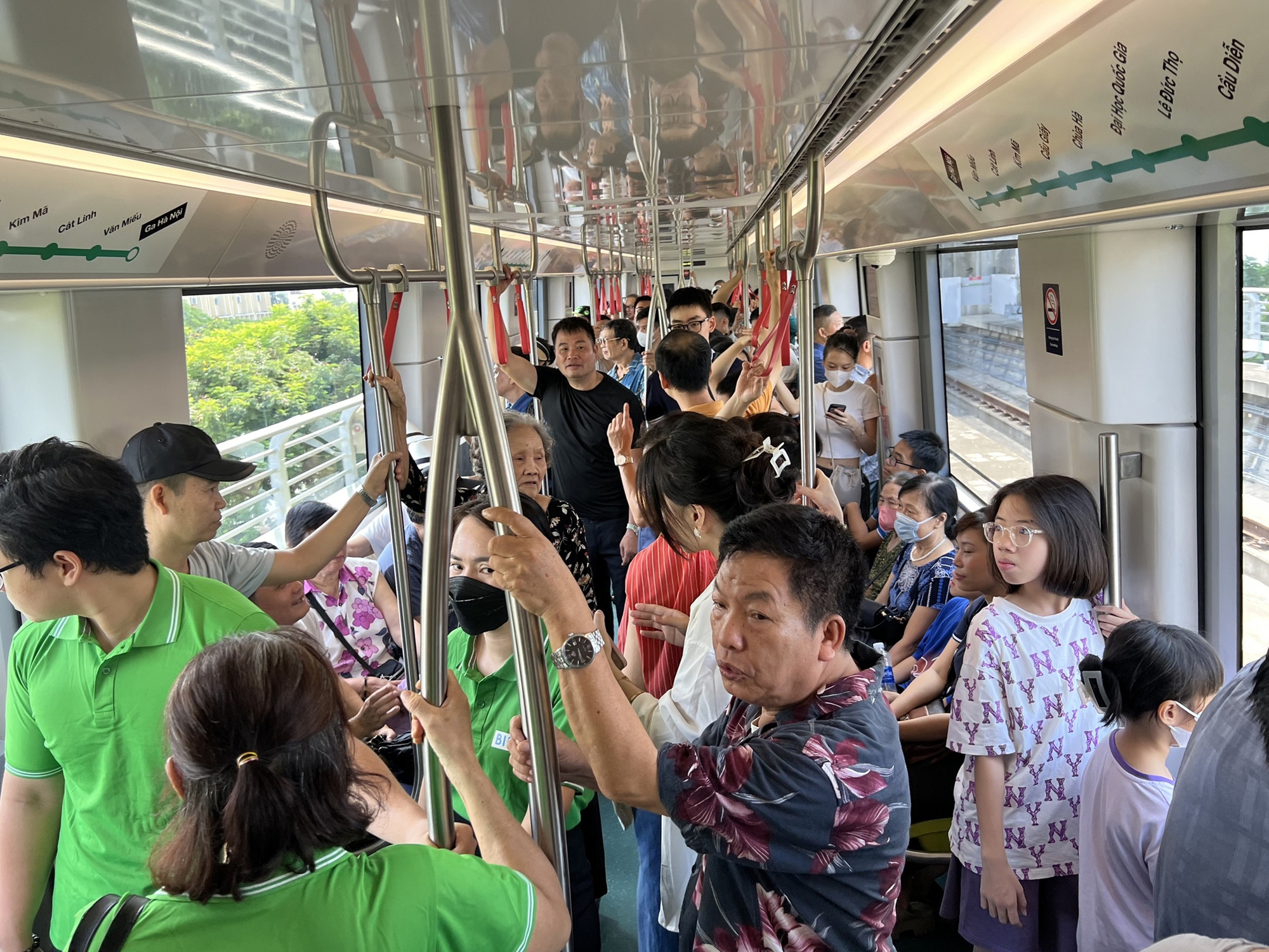 Ngày đầu đón 3,4 vạn lượt khách, metro Nhổn - Ga Hà Nội chưa thể 