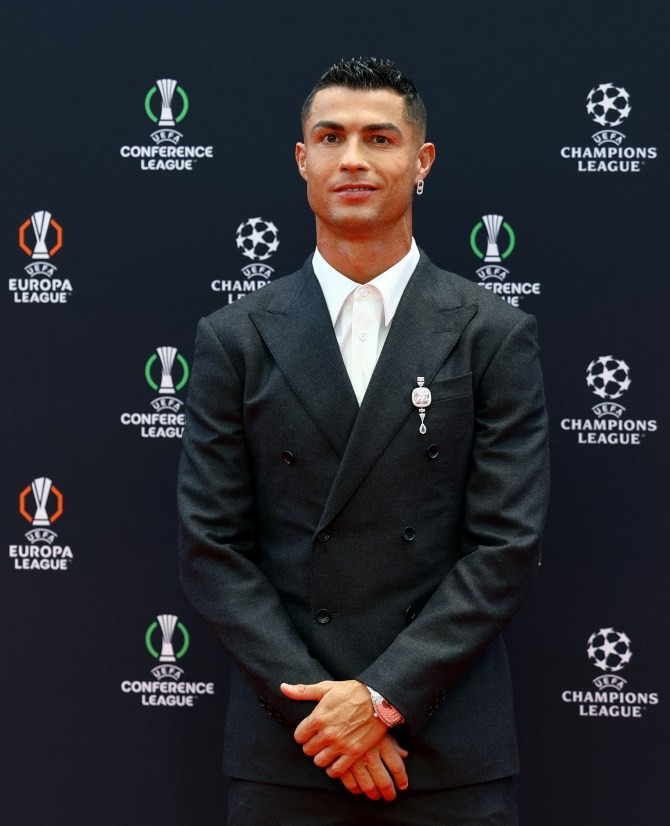 Ronaldo mang theo phụ kiện 200 tỷ khi đi “bấm nút”, đắt giá nhất là một vật nhỏ bé cài trên áo- Ảnh 2.