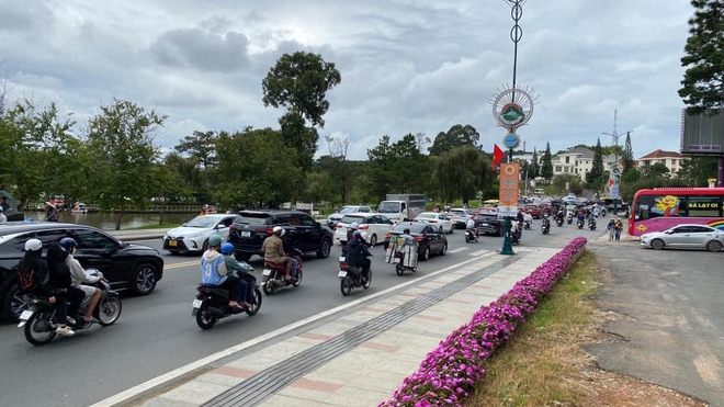 CẬP NHẬT lễ 2/9: Sapa đỉnh nóc ngập trong cờ hoa, Đà Lạt gói gọn bằng 2 từ "đông - lạnh"- Ảnh 15.