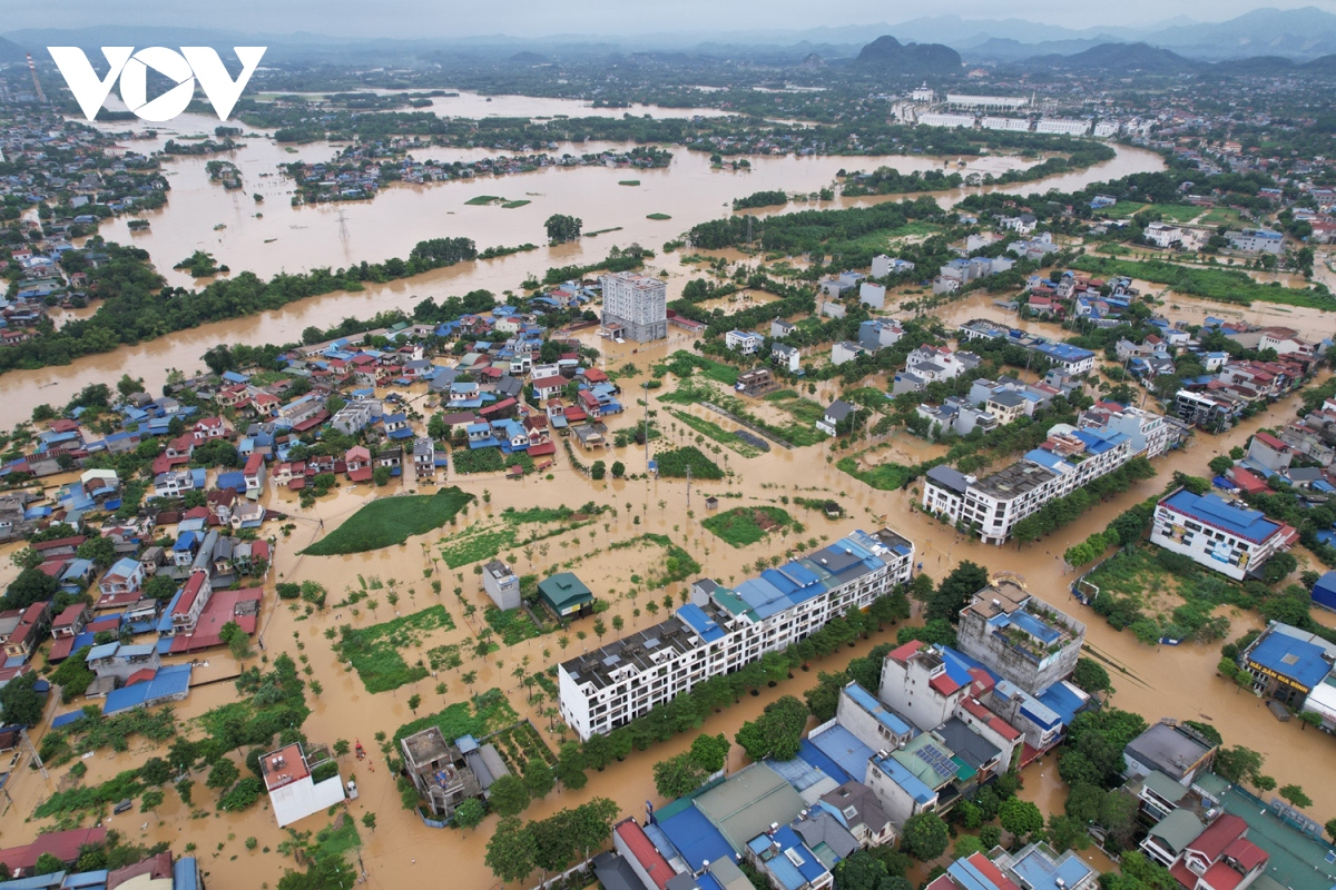 Xúc động khoảnh khắc Trung tá công an ôm bé sơ sinh 20 ngày tuổi, rời vùng nước lũ mênh mông- Ảnh 1.