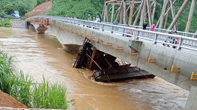 2 tàu 'ma' dạt từ Trung Quốc va trúng nhiều cầu trên sông Hồng- Ảnh 1.