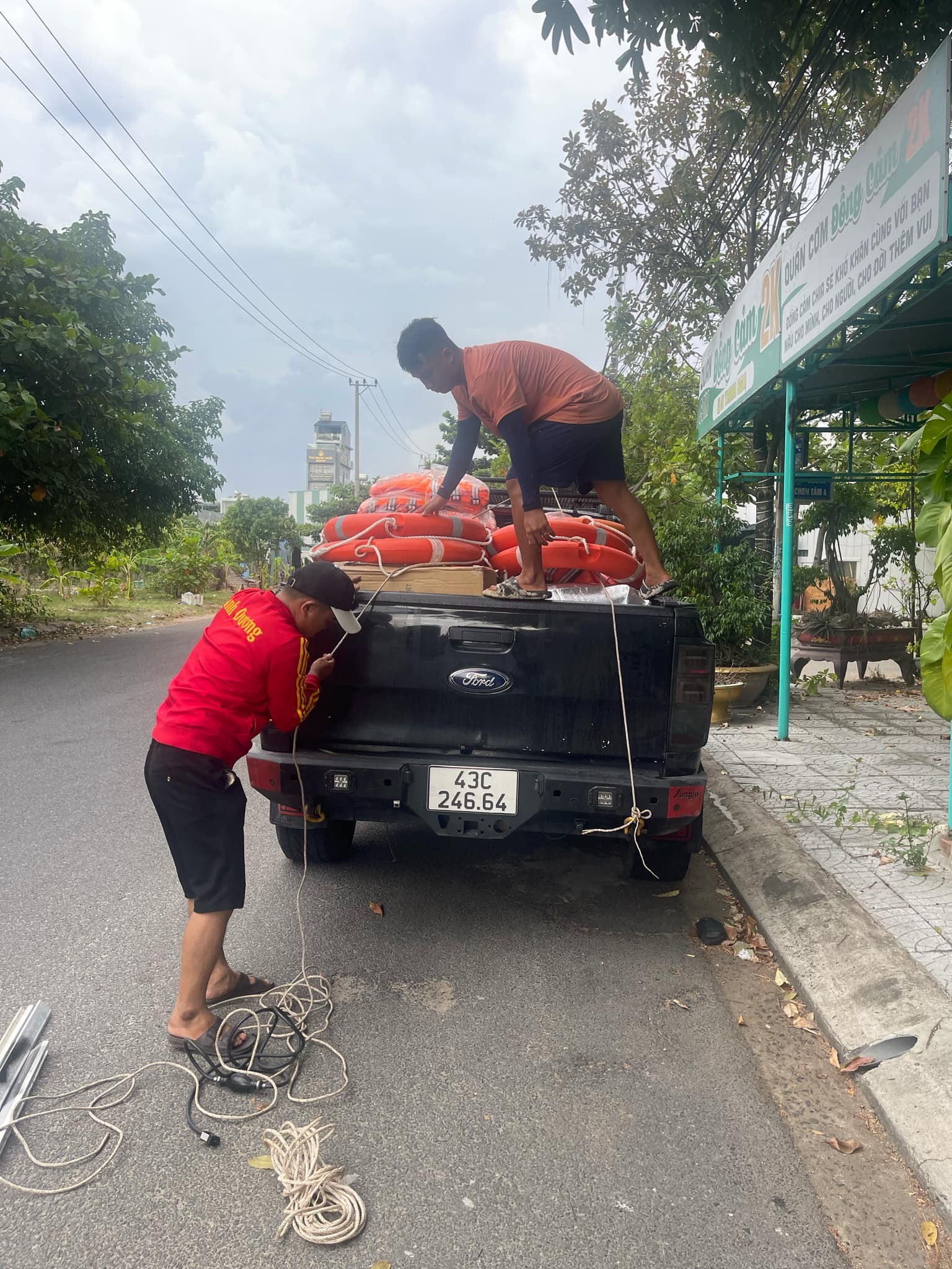 Người dân chùa Hương mang xuồng hỗ trợ người dân Thái Nguyên- Ảnh 2.