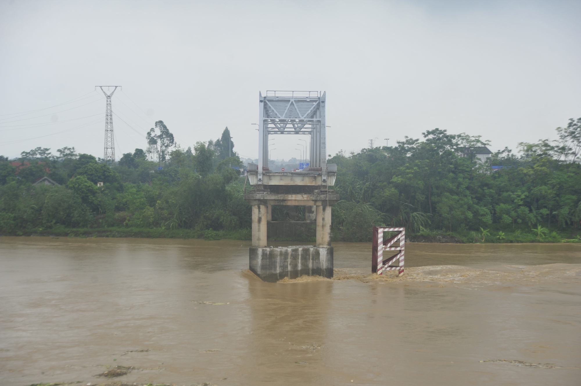 Một phần cầu Phong Châu bị sập (Ảnh Minh Ngọc)