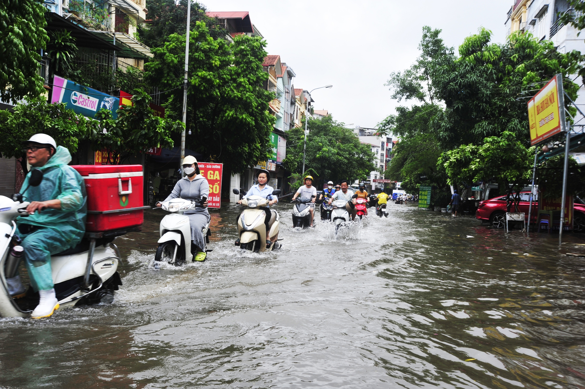 Đường Chiến Thắng (quận Hà Đông) bị ngập ở nhiều khu vực, nhiều người phải đi xa nên 